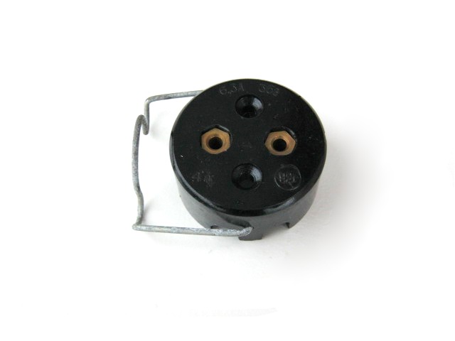 Auxiliary socket